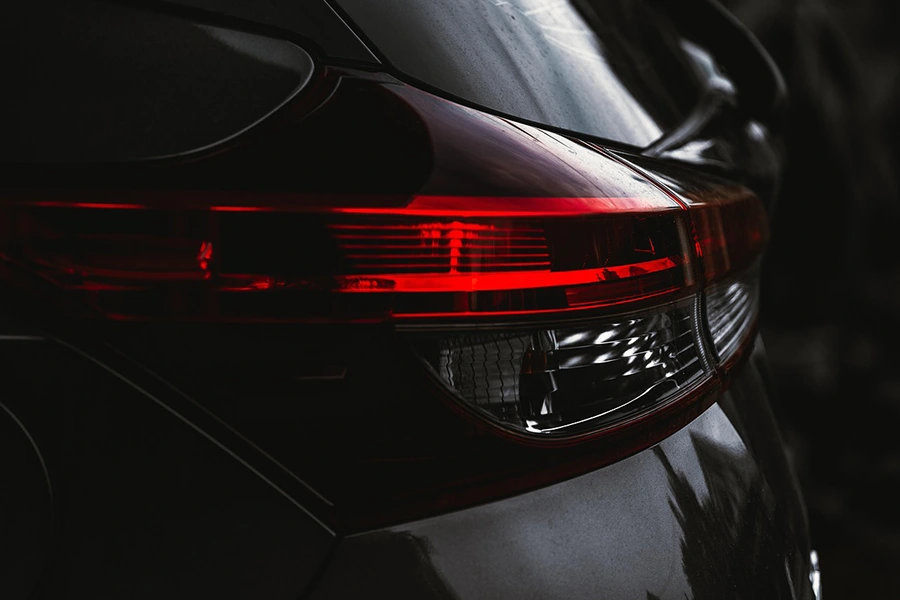 Ang Kinahanglanon nga Tail Light: Function, Evolution, ug Safety Significance